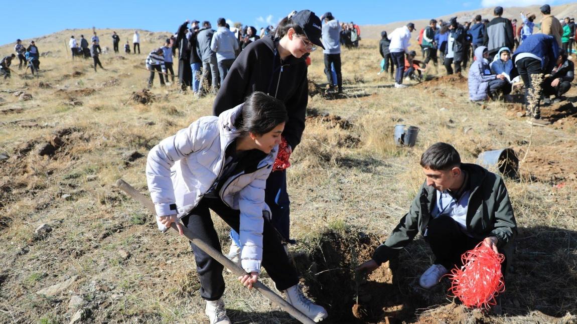 ERASMUS+ Hatıra Ormanı Fidan Dikme Şenliğine Katıldık